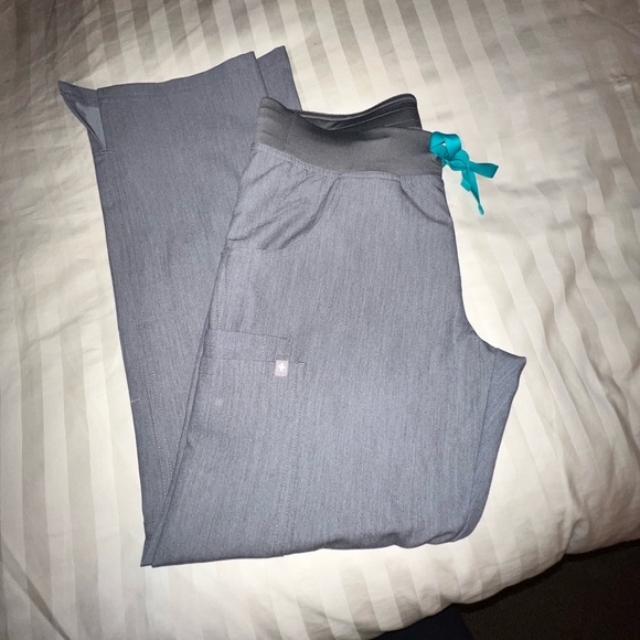 Small PETITE Figs Kade Cargo Scrub Pant in graphite - Picture 2 of 6